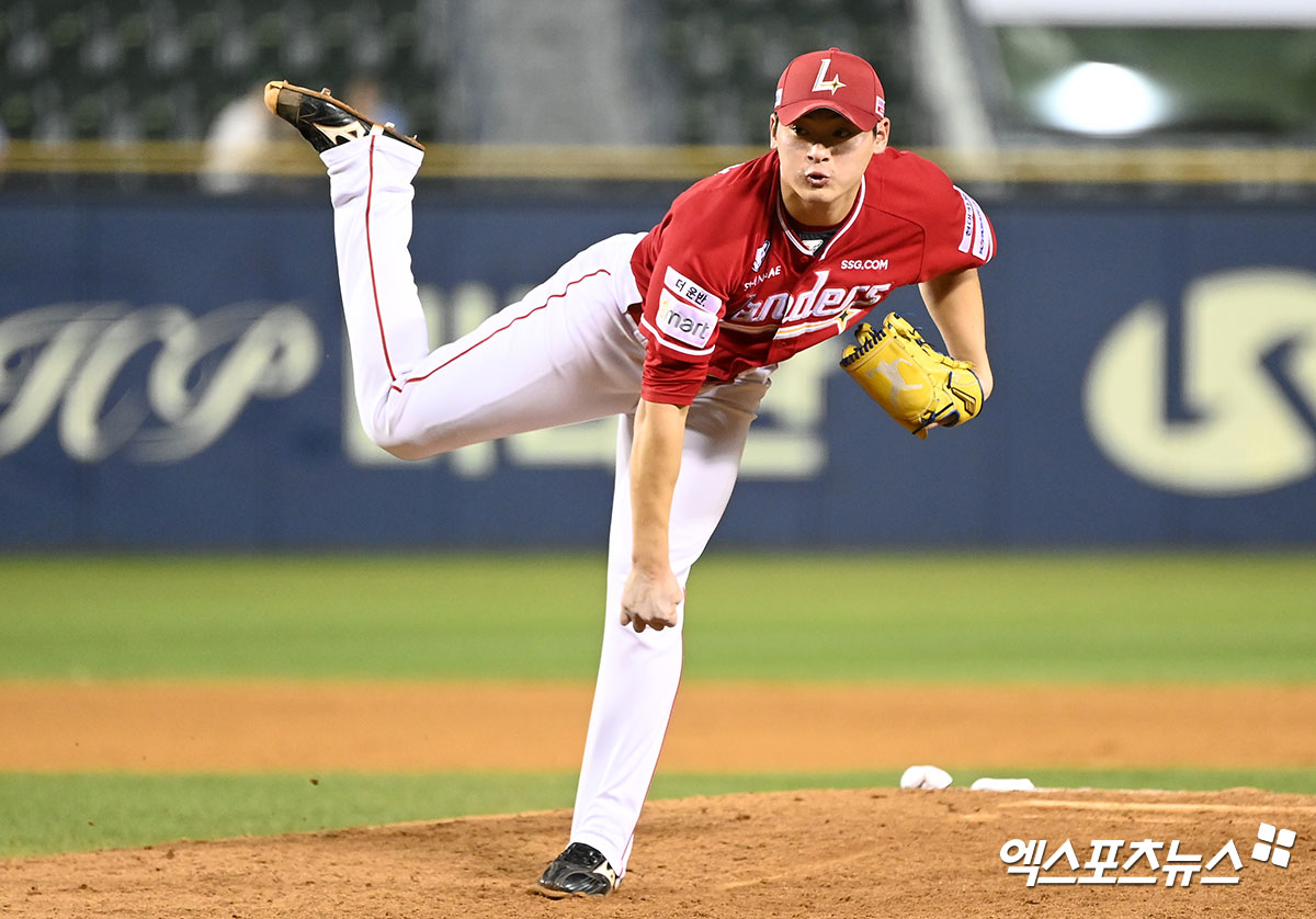 21일 오후 서울 송파구 잠실야구장에서 열린 '2024 신한 SOL Bank KBO리그' SSG 랜더스와 LG 트윈스의 경기, SSG이 선발 엘리아스의 7이닝 무실점 호투와 오태곤의 투런포에 힘입어 LG에 5:1로 승리하며 4연패에서 탈출했다. 9회말 SSG 조병현이 공을 힘차게 던지고 있다. 엑스포츠뉴스 DB