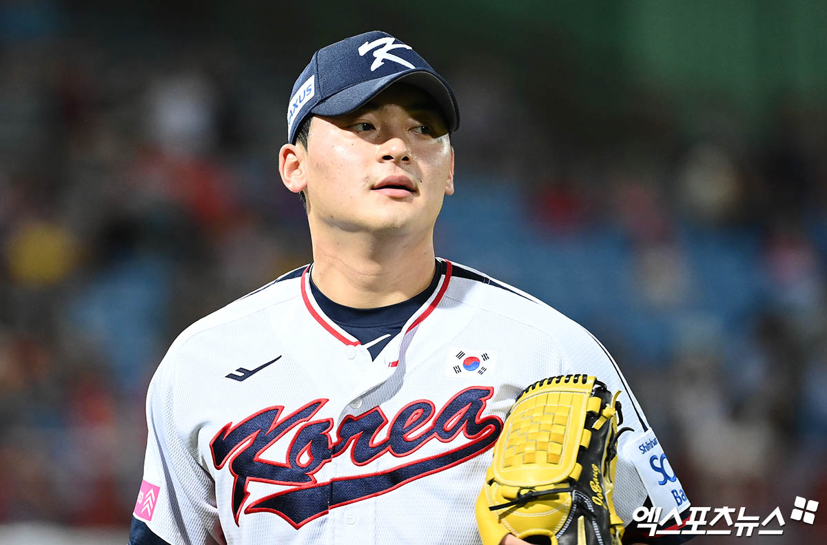 10일 오후 대만 타이베이 톈무야구장에서 열린 '2024 WBSC(세계야구소프트볼연맹) 프리미어12'에 출전하는 대한민국 야구 국가대표팀과 대만 프로야구팀 웨이취안 드래곤스의 연습 경기, 7회초 조병현이 교체되어 더그아웃으로 향하고 있다. 엑스포츠뉴스 DB