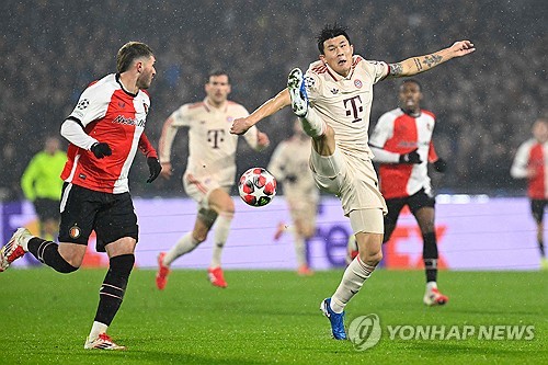 바이에른 뮌헨은 23일(한국시간) 네덜란드 로테르담에 위치한 페예노르트 스타디움에서 열린 페예노르트와의 2024-2025시즌 UCL 리그 페이즈 7차전 원정 경기서 0-3으로 크게 졌다.  김민재의 클리어링 실수가 치명적인 선제 실점으로 이어졌다. 전반 21분 산티아고 히메네스에게 실점한 뮌헨은 전반 추가시간 히메네스에게 페널티킥으로 또 실점했다. 경기 막바지에는 우에다 아야세에게 쐐기 골을 내주고 무너졌다. 연합뉴스