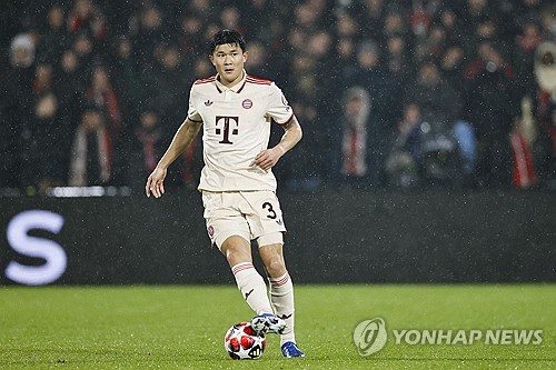 바이에른 뮌헨은 23일(한국시간) 네덜란드 로테르담에 위치한 페예노르트 스타디움에서 열린 페예노르트와의 2024-2025시즌 UCL 리그 페이즈 7차전 원정 경기서 0-3으로 크게 졌다.  김민재의 클리어링 실수가 치명적인 선제 실점으로 이어졌다. 전반 21분 산티아고 히메네스에게 실점한 뮌헨은 전반 추가시간 히메네스에게 페널티킥으로 또 실점했다. 경기 막바지에는 우에다 아야세에게 쐐기 골을 내주고 무너졌다. 연합뉴스