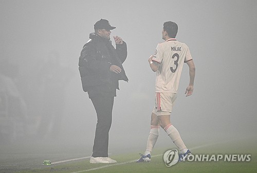 바이에른 뮌헨은 23일(한국시간) 네덜란드 로테르담에 위치한 페예노르트 스타디움에서 열린 페예노르트와의 2024-2025시즌 UCL 리그 페이즈 7차전 원정 경기서 0-3으로 크게 졌다.  김민재의 클리어링 실수가 치명적인 선제 실점으로 이어졌다. 전반 21분 산티아고 히메네스에게 실점한 뮌헨은 전반 추가시간 히메네스에게 페널티킥으로 또 실점했다. 경기 막바지에는 우에다 아야세에게 쐐기 골을 내주고 무너졌다. 연합뉴스