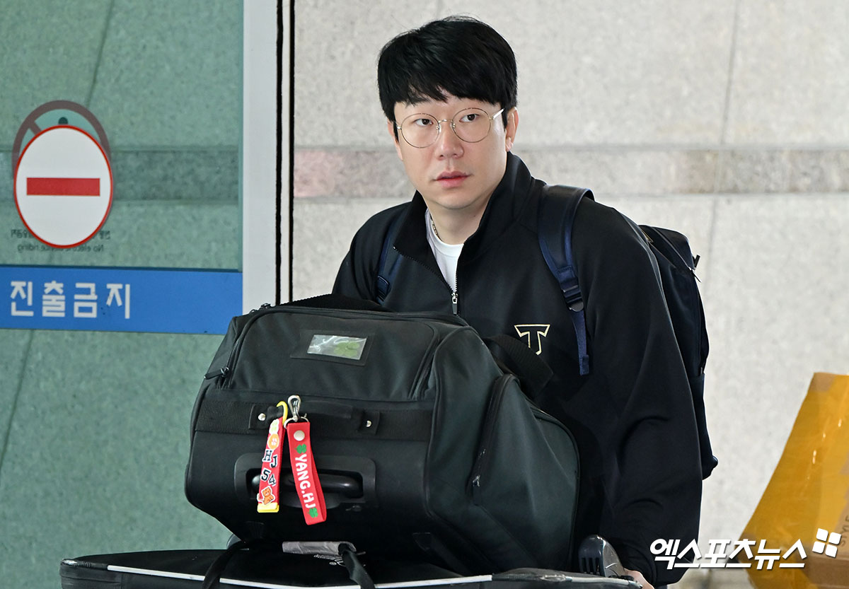  KIA 타이거즈 선수단이 스프링캠프 참가를 위해 22일 오전 인천국제공항을 통해 미국 캘리포니아주 어바인으로 출국했다.  KIA 양현종이 출국장으로 향하고 있다. 엑스포츠뉴스 DB