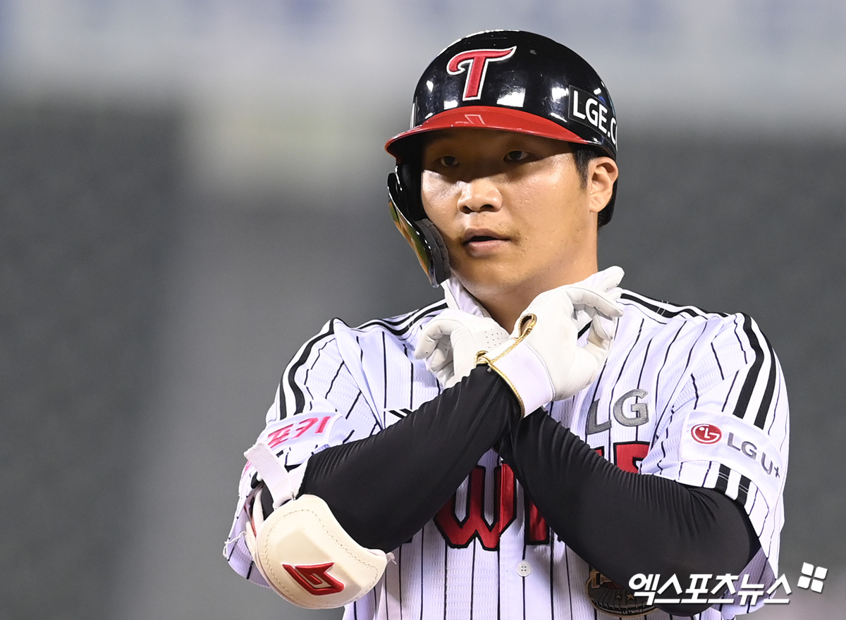 LG 내야수 문보경(왼쪽)은 지난 시즌 커리어하이를 기록했다. 리그 최고 김도영(KIA)의 비법을 자신의 것으로 만들며 한 층 더 발전하리라 다짐했다. 엑스포츠뉴스 DB