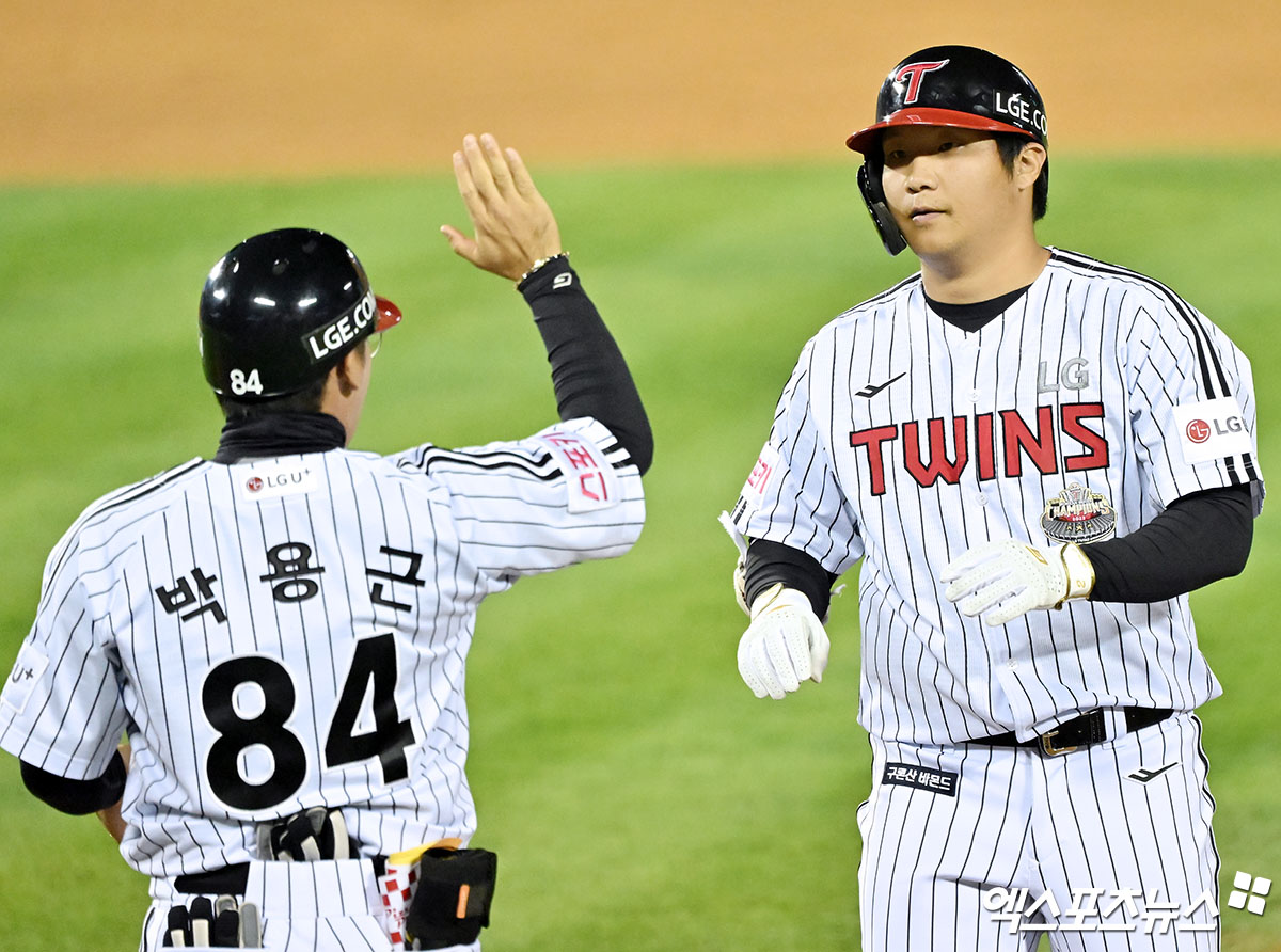 LG 내야수 문보경(오른쪽)은 지난 시즌 커리어하이를 기록했다. 리그 최고 김도영(KIA)의 비법을 자신의 것으로 만들며 한 층 더 발전하리라 다짐했다. 엑스포츠뉴스 DB