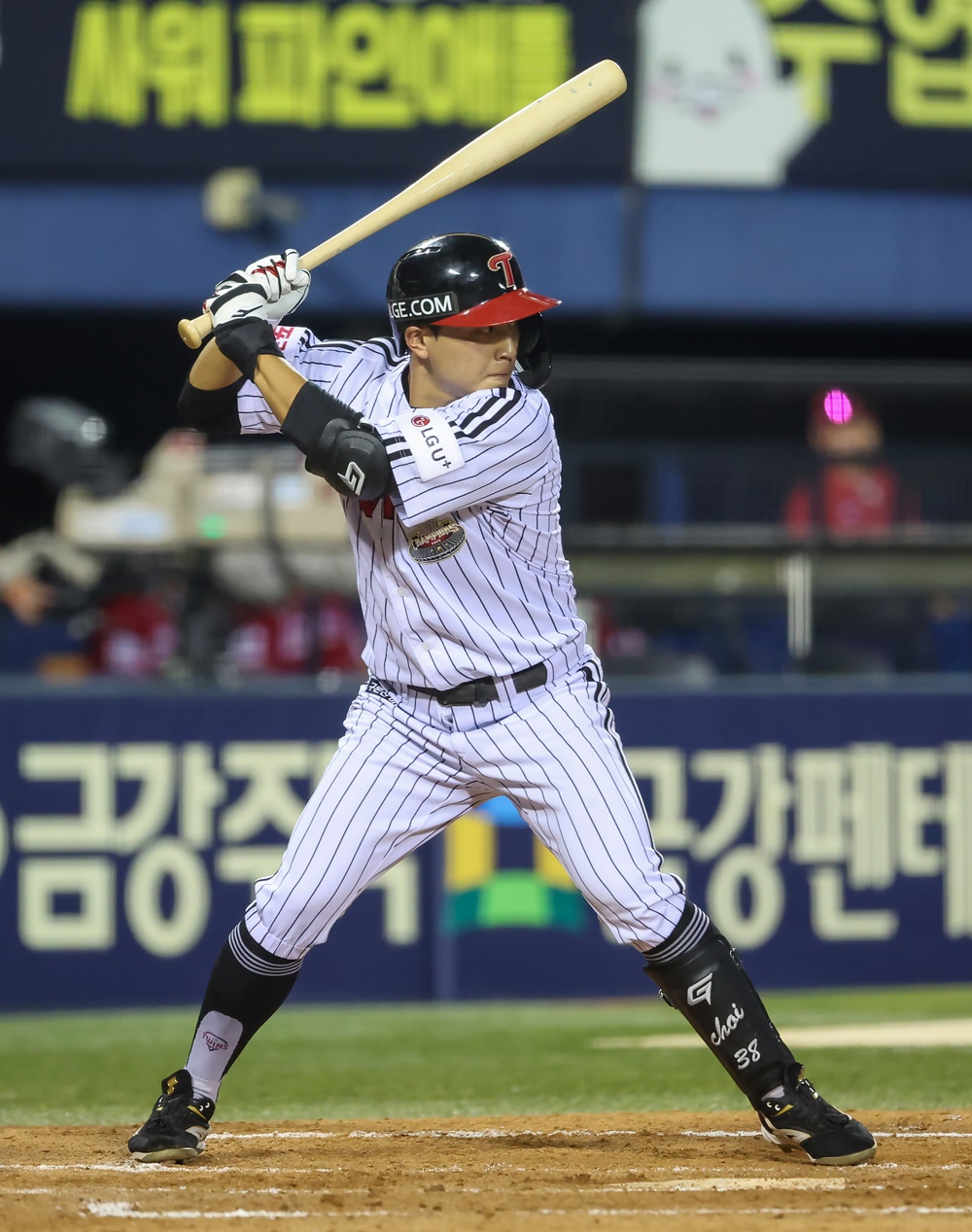 LG 외야수 최원영은 다가올 2025시즌 팀의 외야 백업 1순위로 많은 기대를 받고 있다. 최원영은 주루와 수비에서 강점을 보이고 있으며 캠프 기간 타격 발전을 이뤄내며 염경엽 LG 감독의 눈도장을 찍었다. LG 트윈스