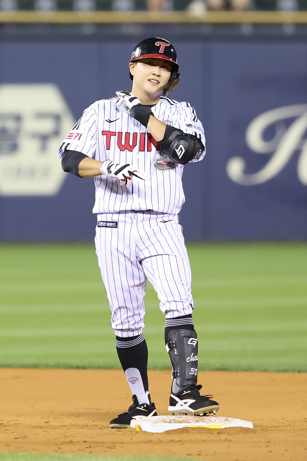 LG 외야수 최원영은 다가올 2025시즌 팀의 외야 백업 1순위로 많은 기대를 받고 있다. 최원영은 주루와 수비에서 강점을 보이고 있으며 캠프 기간 타격 발전을 이뤄내며 염경엽 LG 감독의 눈도장을 찍었다. LG 트윈스