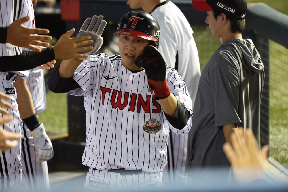 LG 외야수 최원영은 다가올 2025시즌 팀의 외야 백업 1순위로 많은 기대를 받고 있다. 최원영은 주루와 수비에서 강점을 보이고 있으며 캠프 기간 타격 발전을 이뤄내며 염경엽 LG 감독의 눈도장을 찍었다. LG 트윈스