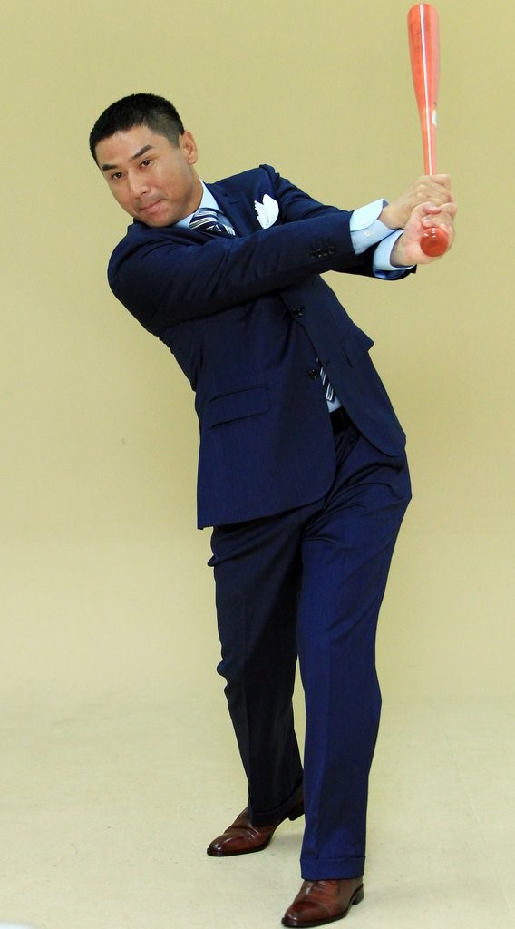 SSG는 24일 박정태 퓨처스리그 감독의 자진사퇴를 발표했다. 사령탑은 추신수 구단주 보좌와 외삼촌-조카 관계, 과거 음주 운전 등 여러 논란 속 구단에 사퇴 의사를 전한 것으로 보인다. 연합뉴스