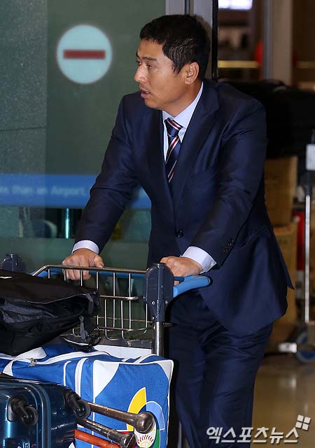 SSG는 24일 박정태 퓨처스리그 감독의 자진사퇴를 발표했다. 사령탑은 추신수 구단주 보좌와 외삼촌-조카 관계, 과거 음주 운전 등 여러 논란 속 구단에 사퇴 의사를 전한 것으로 보인다. 엑스포츠뉴스 DB