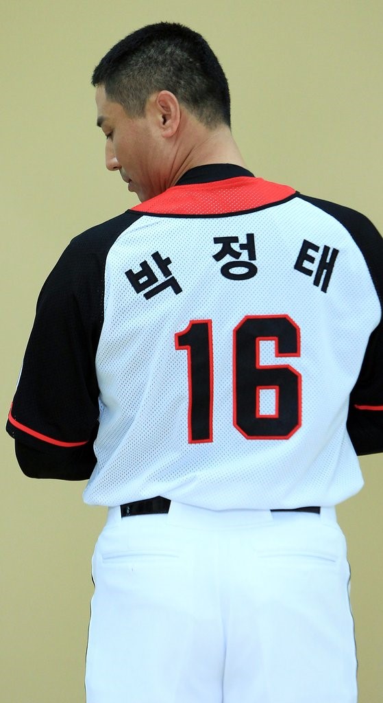 SSG는 24일 박정태 퓨처스리그 감독의 자진사퇴를 발표했다. 사령탑은 추신수 구단주 보좌와 외삼촌-조카 관계, 과거 음주 운전 등 여러 논란 속 구단에 사퇴 의사를 전한 것으로 보인다. 연합뉴스