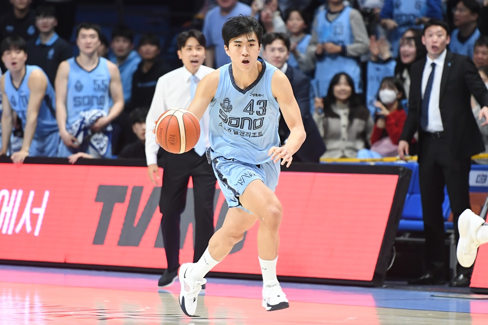 소노 가드 정성조는 KBL 최초의 일반인 출신 프로 선수다. 그는 올스타전 3점슛 콘테스트에도 참가해 별들의 축제를 맛봤다. 조금씩 프로 선수로서 존재감을 보이고 있다. KBL