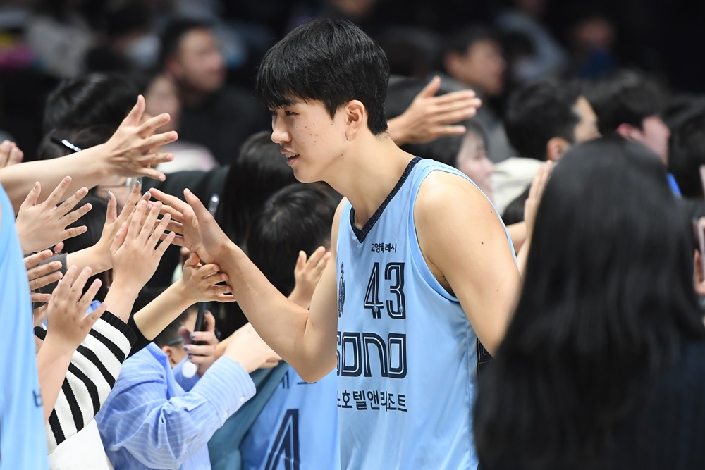 소노 가드 정성조는 KBL 최초의 일반인 출신 프로 선수다. 그는 올스타전 3점슛 콘테스트에도 참가해 별들의 축제를 맛봤다. 조금씩 프로 선수로서 존재감을 보이고 있다. KBL