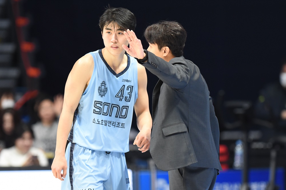 소노 가드 정성조(왼쪽)는 KBL 최초의 일반인 출신 프로 선수다. 그는 올스타전 3점슛 콘테스트에도 참가해 별들의 축제를 맛봤다. 조금씩 프로 선수로서 존재감을 보이고 있다. KBL