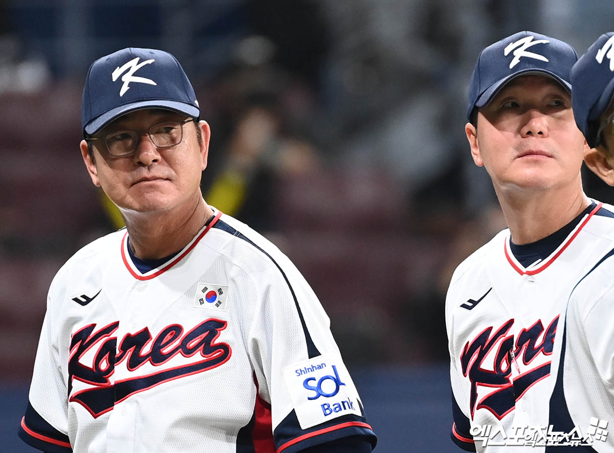 1일 오후 서울 고척스카이돔에서 열린 2024 WBSC(세계야구소프트볼연맹) 프리미어12 대한민국 야구 대표팀과 쿠바 야구 대표팀의 평가전 경기, 대한민국이 선발 투수 곽빈을 포함한 8명의 투수들의 무실점 완벽투에 힘입어 쿠바 상대로 2:0의 스코어로 승리했다.  경기 종료 후 대한민국 류중일 감독과 류지현 수석코치가 선수들을 바라보고 있다. 엑스포츠뉴스DB