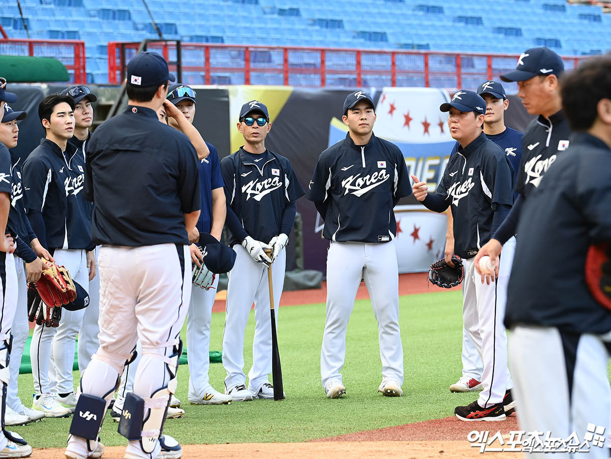 9일 오후 대만 타이베이 티엔무 야구장에서 '2024 WBSC(세계야구소프트볼연맹) 프리미어12'에 출전하는 대한민국 야구 국가대표팀의 훈련이 진행됐다. 야수진들이 수비 훈련을 마친 뒤 류지현 코치의 이야기를 듣고 있다. 엑스포츠뉴스DB