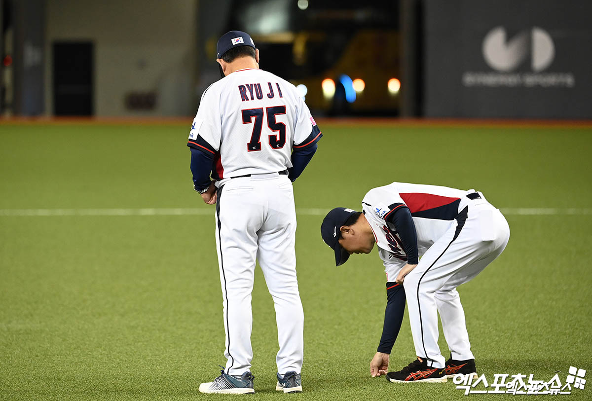 12일 오후 대만 타이베이돔에서 '2024 WBSC(세계야구소프트볼연맹) 프리미어12'에 출전하는 대한민국 야구 국가대표팀 선수단의 공식 훈련이 진행됐다. 훈련에 앞서 류중일 감독과 류지현 수비코치가 그라운드를 살피고 있다. 엑스포츠뉴스DB