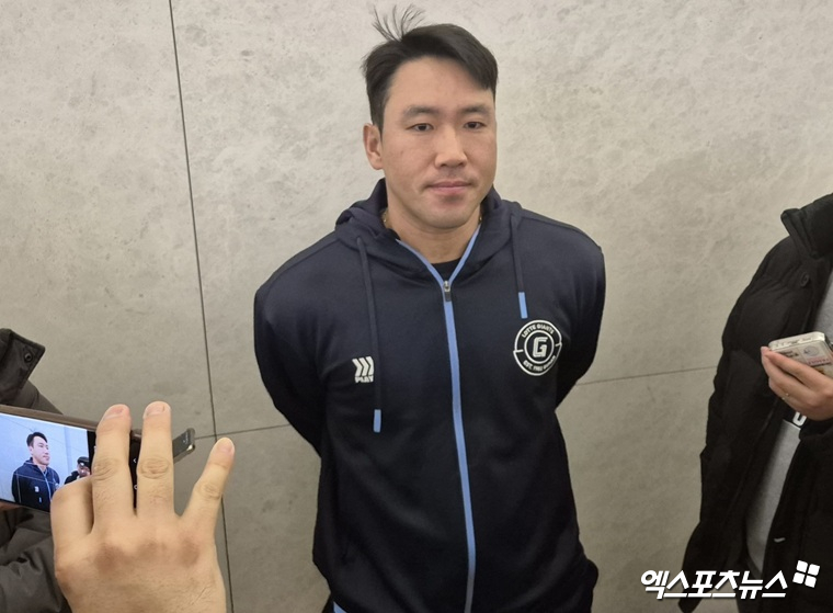 롯데 자이언츠 캡틴 전준우가 24일 인천국제공항을 통해 소속팀 1차 스프링캠프가 진행되는 대만으로 출국 전 인터뷰를 진행했다. 사진 엑스포츠뉴스
