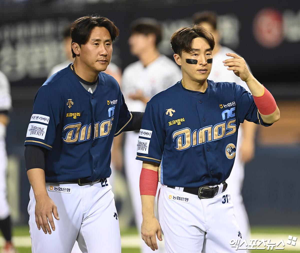 20일 오후 서울 송파구 잠실야구장에서 열린 '2024 신한 SOL Bank KBO리그' NC 다이노스와 두산 베어스의 경기, 두산이 2:0의 스코어로 승리했다.  경기 종료 후 NC 이용찬이 손아섭을 격려하고 있다. 엑스포츠뉴스 DB