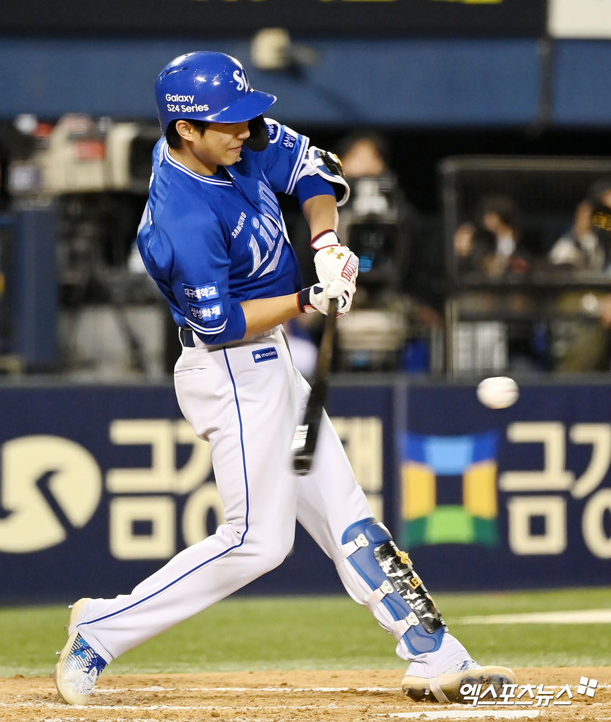 삼성 라이온즈 내야수 이재현이 지난해 정규시즌 경기에서 타격하고 있다. 엑스포츠뉴스 DB