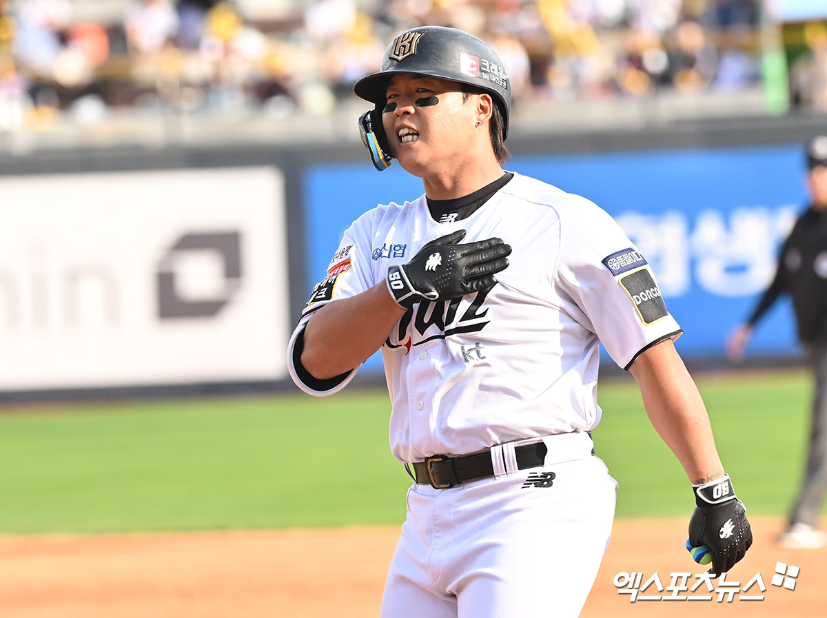 9일 오후 수원KT위즈파크에서 열린 '2024 신한 SOL Bank KBO 포스트시즌' LG 트윈스와 KT 위즈의 준플레이오프 4차전 경기, 5회말 KT 강백호가 솔로 홈런을 날린 후 기뻐하고 있다. 엑스포츠뉴스 DB