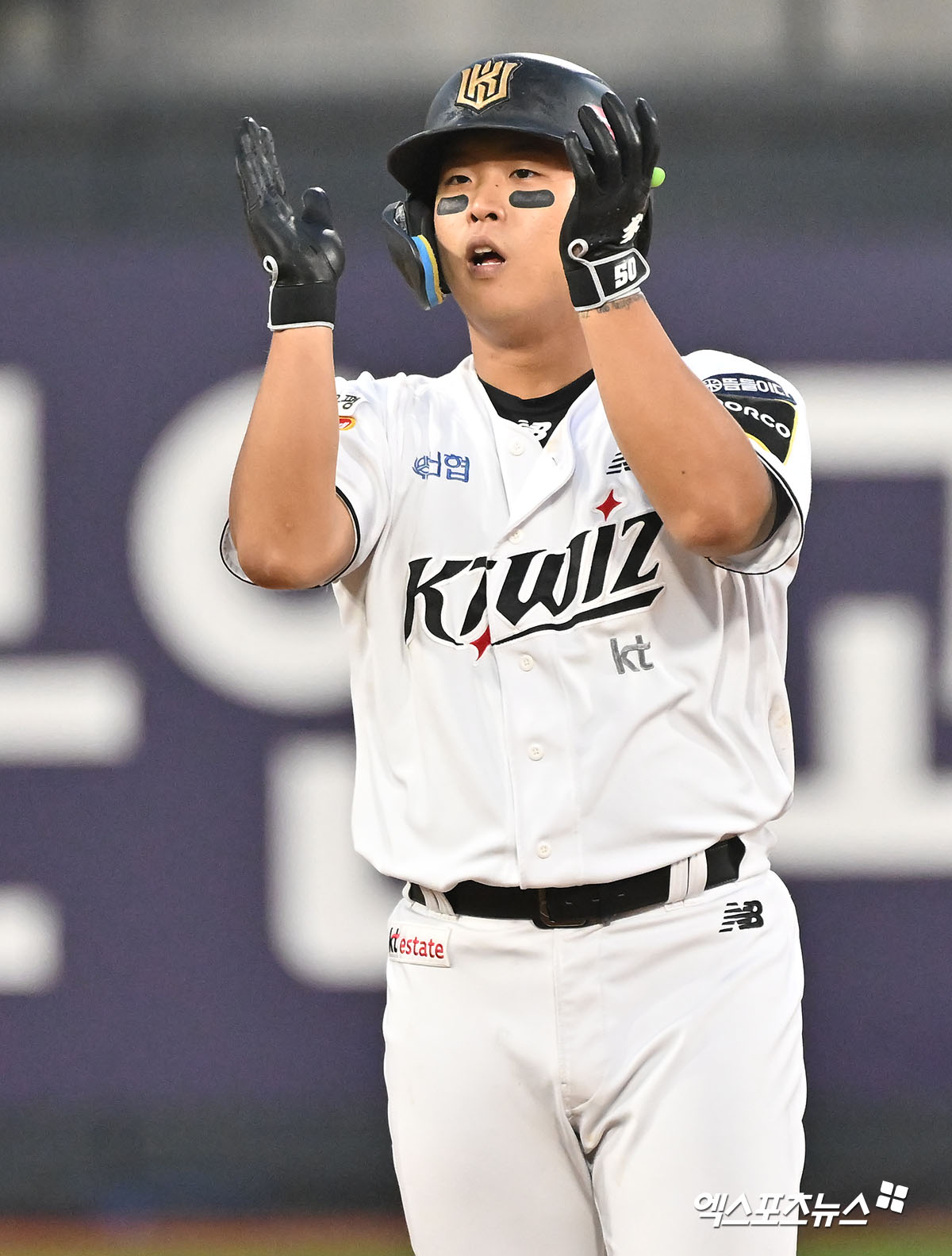 9일 오후 수원KT위즈파크에서 열린 '2024 신한 SOL Bank KBO 포스트시즌' LG 트윈스와 KT 위즈의 준플레이오프 4차전 경기, 11회말 KT 강백호가 2루타를 날린 후 박수를 치고 있다. 엑스포츠뉴스 DB