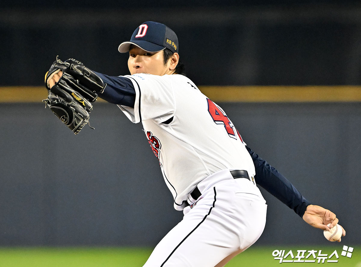 2일 오후 서울 송파구 잠실야구장에서 열린 '2024 신한 SOL Bank KBO 포스트시즌' KT 위즈와 두산 베어스의 와일드카드 결정전 1차전 경기, 1회초 두산 선발투수 곽빈이 공을 힘차게 던지고 있다. 엑스포츠뉴스 DB