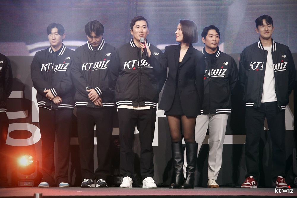 KT 위즈 FA 이적생 허경민이 지난해 11월 23일 수원컨벤션센터에서 열린 KT의 팬페스티벌에서 팬들에게 인사를 전하고 있다. KT 위즈