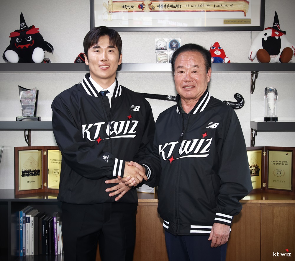 왼쪽에 선 내야수 허경민이 지난해 11월 KT 위즈와 FA 계약을 맺은 뒤 이호식 KT 스포츠 대표이사와 기념촬영하고 있다. KT 위즈