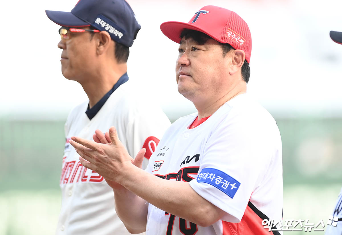 5일 오후 인천 SSG랜더스필드에서 열린 '2024 신한 SOL Bank KBO 올스타 프라이데이' 퓨처스 올스타전 남부와 북부의 경기에 앞서 KIA 진갑용 2군 감독이 그라운드에 도열하고 있다. 엑스포츠뉴스 DB