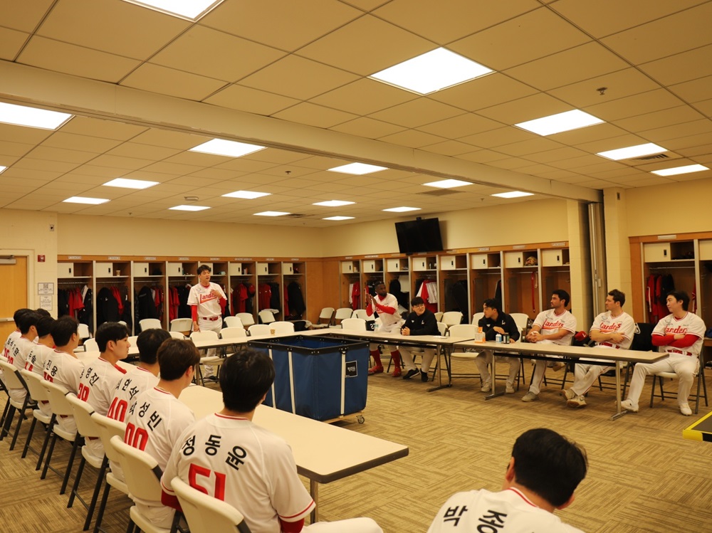 SSG 랜더스가 26일 미국 플로리다주 베로비치에서 스프링캠프 첫 공식 훈련을 시작했다. SSG 랜더스