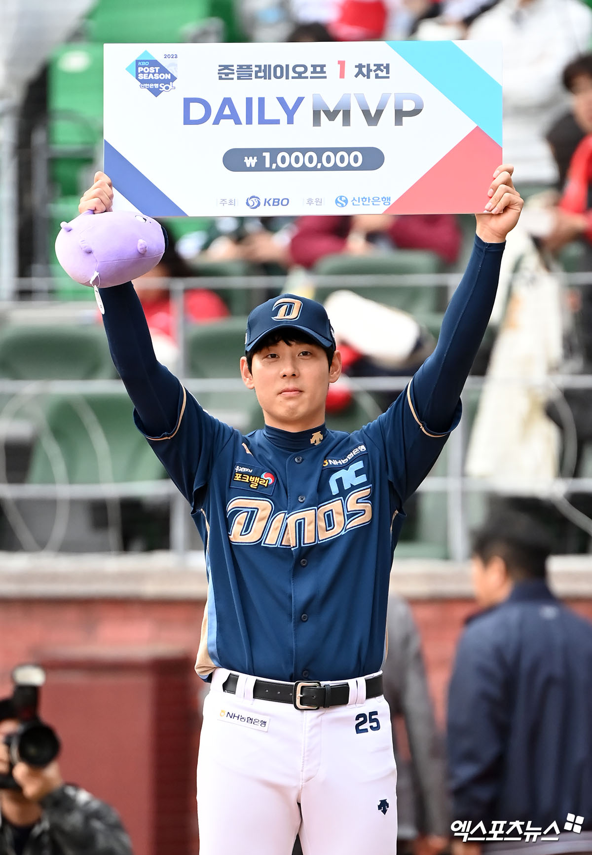 NC 외야수 김성욱은 2025시즌을 향한 힘찬 각오를 밝혔다. 실력으로 증명하고자 간절한 마음으로 새 시즌을 준비하고 있다. 엑스포츠뉴스 DB