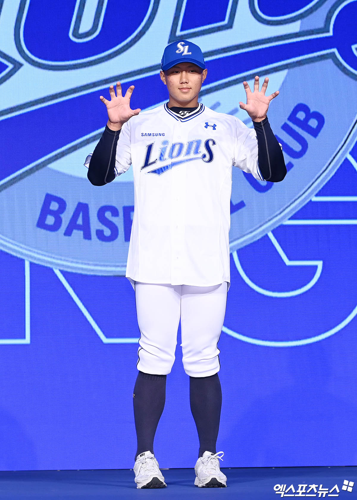 삼성 라이온즈 신인 투수 배찬승이 지난해 열린 2025 KBO 신인드래프트에서 삼성의 1라운드 지명을 받은 뒤 기념촬영하고 있다. 엑스포츠뉴스 DB