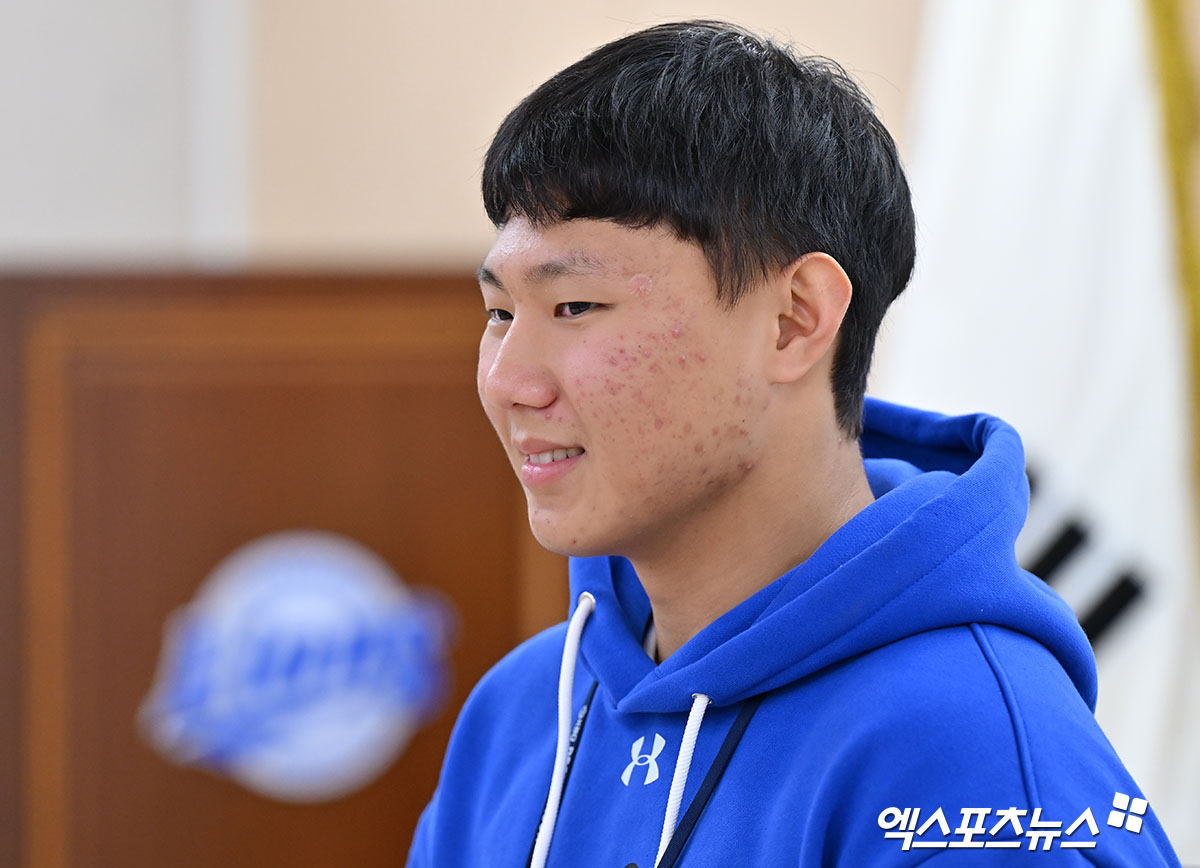 삼성 라이온즈 신인 투수 배찬승이 지난해 삼성의 포스트시즌 경기를 관람하러 와 인터뷰에 임하고 있다. 엑스포츠뉴스 DB