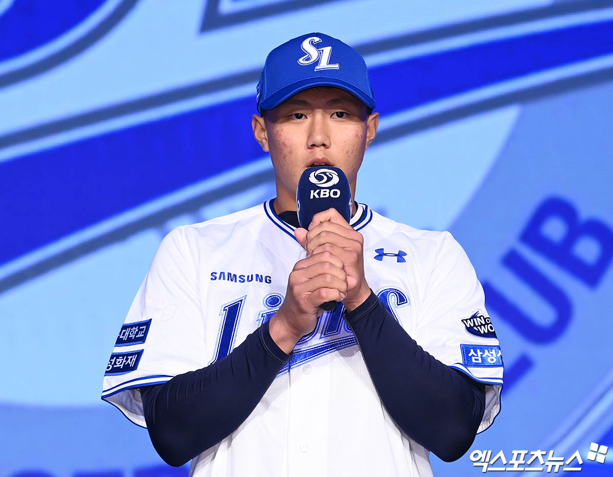 삼성 라이온즈 신인 투수 배찬승이 지난해 열린 2025 KBO 신인드래프트에서 삼성의 1라운드 지명을 받은 뒤 소감을 말하고 있다. 엑스포츠뉴스 DB