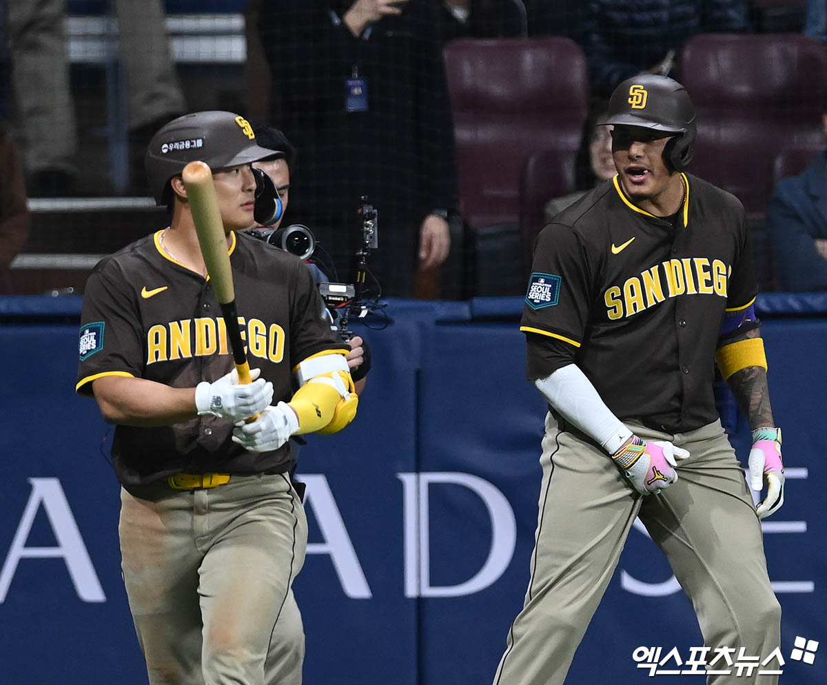 21일 오후 서울 구로구 고척스카이돔에서 열린 '메이저리그(MLB) 월드투어 서울시리즈 2024' LA 다저스와 샌디에이고 파드리스의 경기, 9회초 무사 1,3루 샌디에이고 마차도가 스리런 홈런을 때려낸 뒤 더그아웃으로 향하며 대기타석의 김하성에게 격려를 보내고 있다. 엑스포츠뉴스 DB