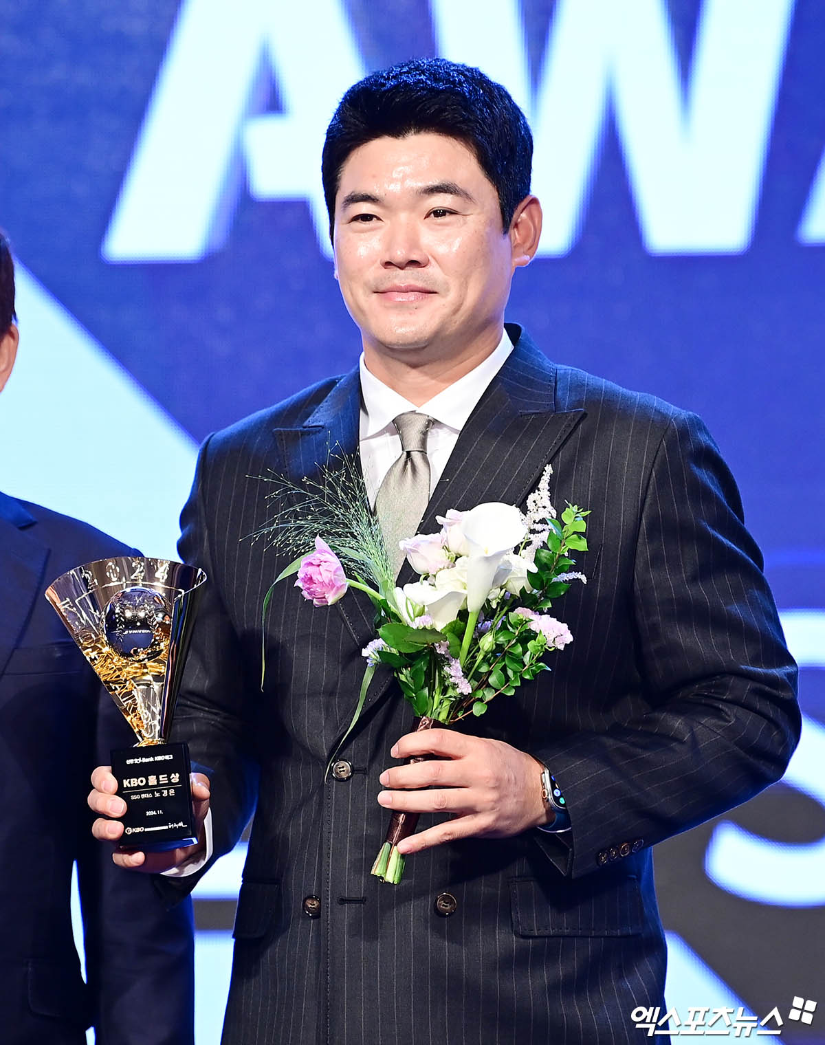 26일 오후 서울 신천동 롯데호텔 월드 크리스탈볼룸에서 열린 '2024 신한은행 SOL Bank KBO 시상식'에 참석한 SSG 노경은이 홀드상 수상 기념 촬영을 하고 있다. 엑스포츠뉴스 DB