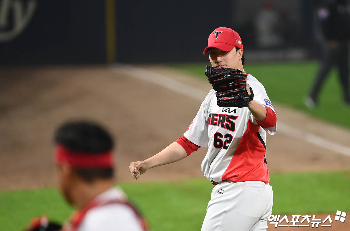 28일 오후 광주기아챔피언스필드에서 열린 '2024 신한 SOL Bank KBO 한국시리즈' 삼성 라이온즈와 KIA 타이거즈의 5차전 경기, 8회초 2사 만루 KIA 정해영이 삼성 이재현을 내야 플라이로 처리하며 이닝을 종료시킨 뒤 더그아웃으로 향하며 포수 김태군을 향해 손짓하고 있다. 엑스포츠뉴스 DB