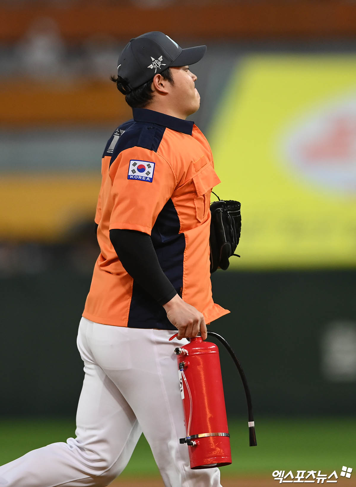 6일 오후 인천SSG랜더스필드에서 열린 '2024 신한 SOL Bank KBO 올스타전' 드림 올스타와 나눔 올스타의 경기, 6회말 1사 1루 나눔 조상우가 소방관 분장을 하고 마운드로 향하고 있다. 엑스포츠뉴스 DB