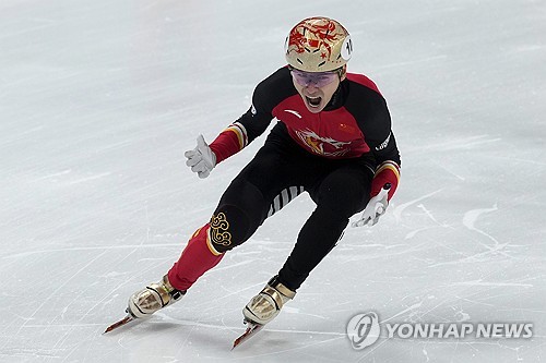 중국 쇼트트랙 대표팀 귀화선수 류 샤오앙이 지난해 국제빙상경기연맹(ISU) 월드투어 혼성 2000m 계주에서 레이스를 마친 뒤 포효하고 있다. AP/연합뉴스