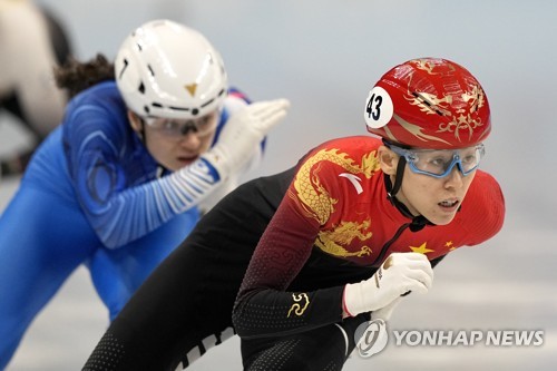 중국 쇼트트랙 대표팀 판커신이 2022년 베이징 동계올림픽에서 레이스를 펼치고 있다. AP/연합뉴스​​​​​​