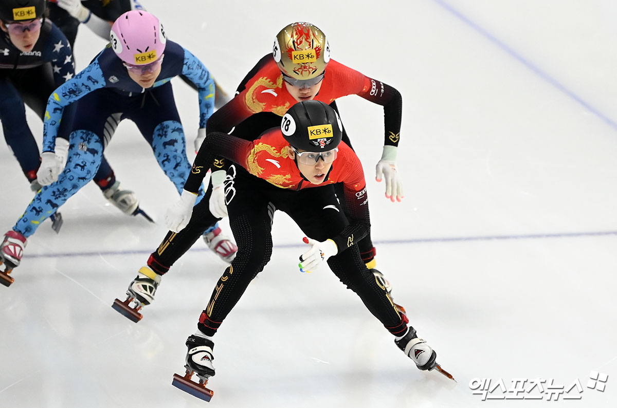 선두에 선 중국 쇼트트랙 대표팀 판커신이 2023년 서울서 열린 국제빙상경기연맹(ISU) 쇼트트랙 월드컵에서 레이스를 펼치고 있다. 엑스포츠뉴스 DB