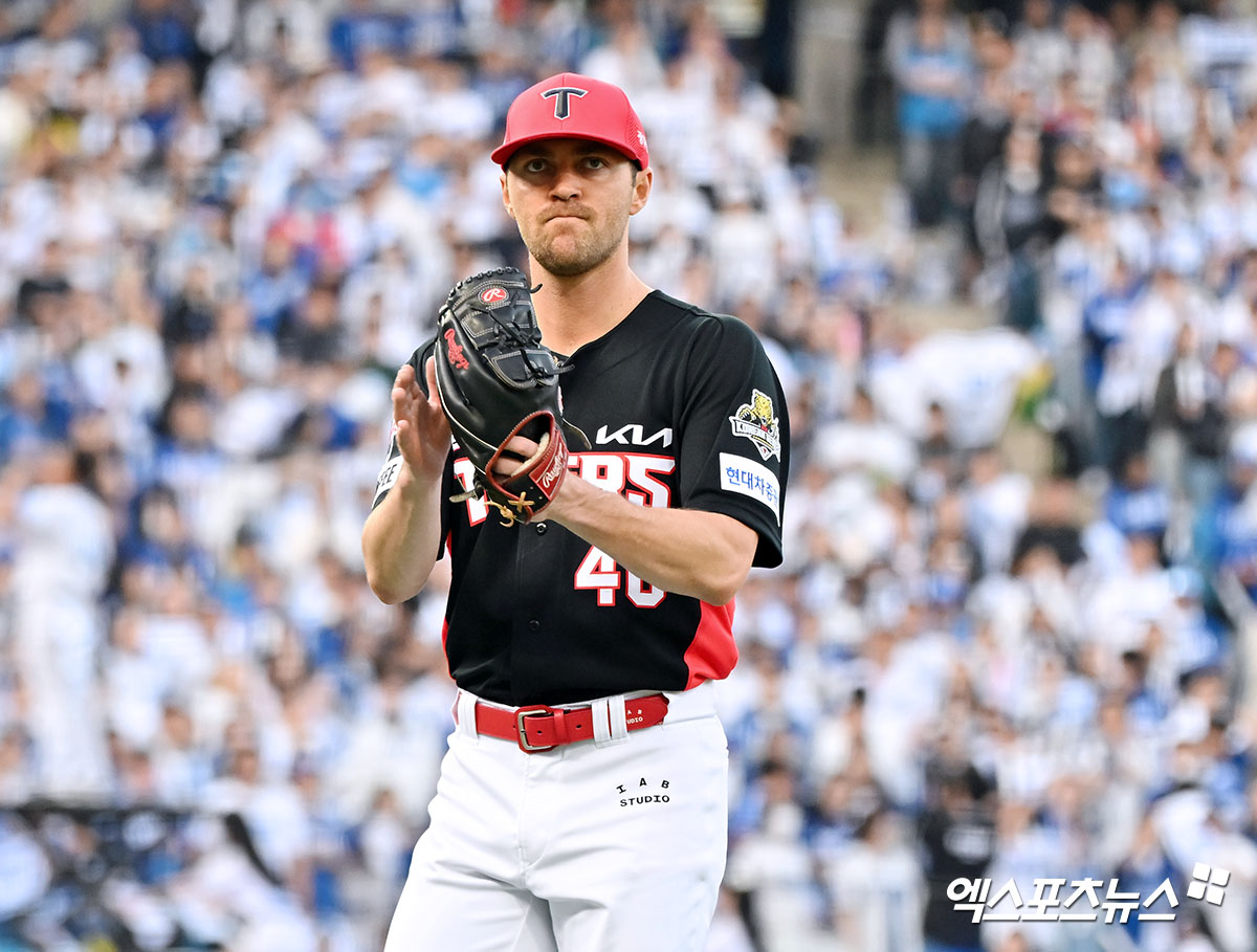 26일 오후 대구삼성라이온즈파크에서 열린 '2024 신한 SOL Bank KBO 한국시리즈' KIA 타이거즈와 삼성 라이온즈의 4차전 경기, 6회말 2사 2루 KIA 네일이 마운드를 내려오고 있다. 엑스포츠뉴스DB