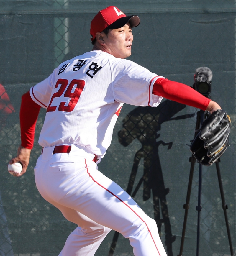 이숭용 감독이 이끄는 SSG 랜더스는 미국 플로리다에서 1차 스프링캠프를 진행 중이다. 김광현이 캠프 첫 불펜 피칭을 실시하고 있다. SSG 랜더스