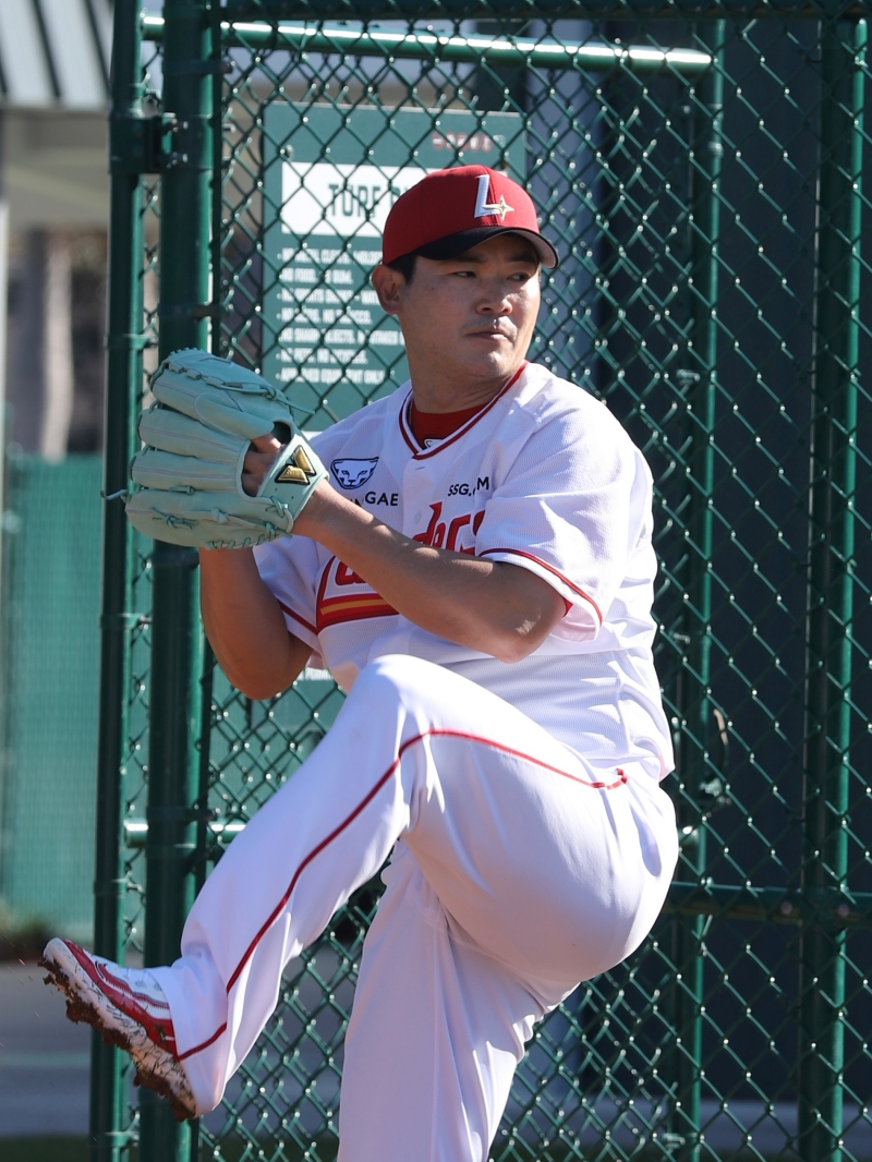 이숭용 감독이 이끄는 SSG 랜더스는 미국 플로리다에서 1차 스프링캠프를 진행 중이다. 노경은이 캠프 첫 불펜 피칭을 실시하고 있다. SSG 랜더스