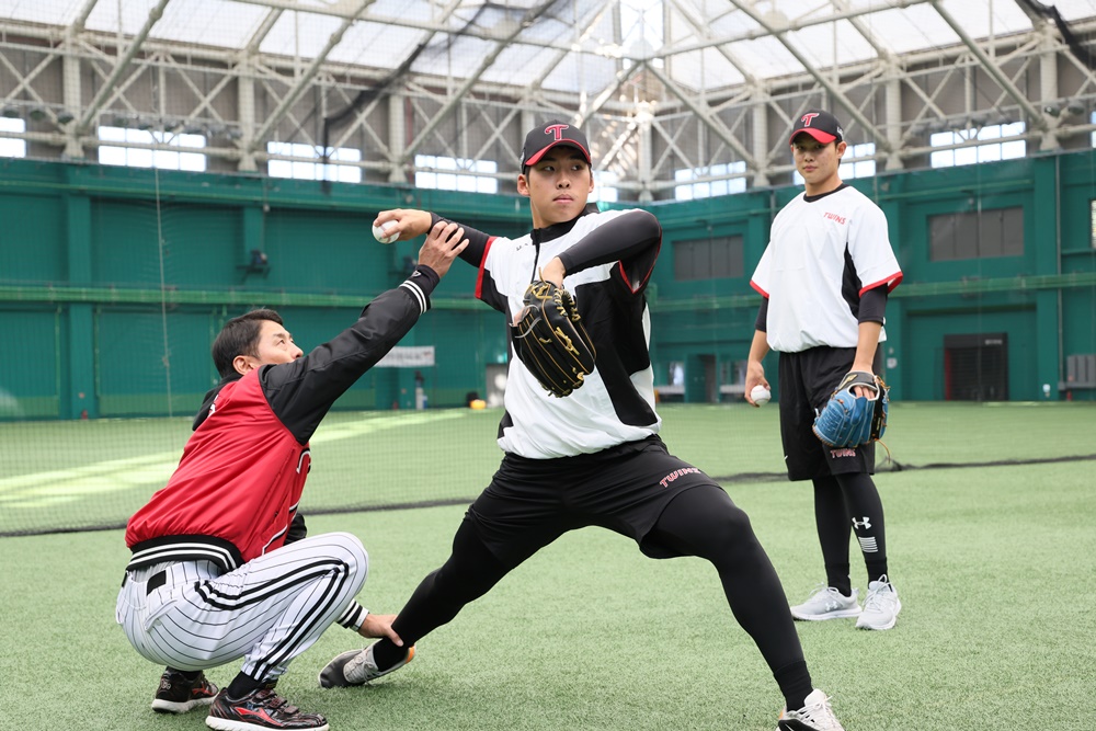 LG 투수 추세현(가운데)은 다가올 2025시즌 데뷔 첫해를 맞이한다. 고교 시절 투타 모두에서 재능을 뽐냈지만, 프로에서 투수로 나서 LG 마운드에 큰 힘이 되려 한다. LG 트윈스