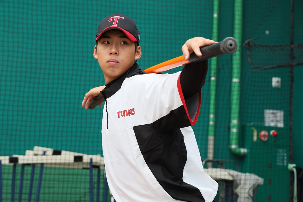 LG 투수 추세현은 다가올 2025시즌 데뷔 첫해를 맞이한다. 고교 시절 투타 모두에서 재능을 뽐냈지만, 프로에서 투수로 나서 LG 마운드에 큰 힘이 되려 한다. LG 트윈스