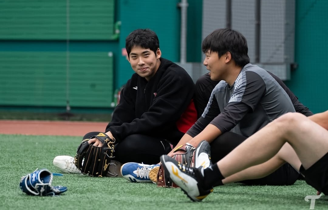 LG 투수 추세현(왼쪽)은 다가올 2025시즌 데뷔 첫해를 맞이한다. 고교 시절 투타 모두에서 재능을 뽐냈지만, 프로에서 투수로 나서 LG 마운드에 큰 힘이 되려 한다. LG 트윈스