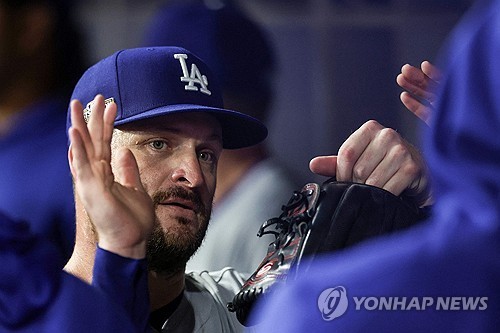 다저스 베테랑 투수 브레이저는 31일 구단에 방출대기 통보를 받았다. 지난 2023시즌 합류 후 불펜에 활력을 불어넣었지만, 폭풍 보강에 밀려 로스터 한자리를 따내지 못했다. 이적이 유력하다. 연합뉴스 AP
