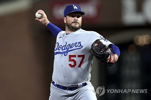 다저스 베테랑 투수 브레이저는 31일 구단에 방출대기 통보를 받았다. 지난 2023시즌 합류 후 불펜에 활력을 불어넣었지만, 폭풍 보강에 밀려 로스터 한자리를 따내지 못했다. 이적이 유력하다. 연합뉴스 AP