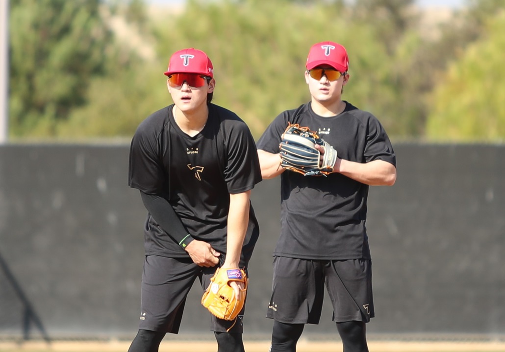 KIA 타이거즈 내야수 김도영과 윤도현이 미국 어바인 스프링캠프에서 함께 수비 훈련을 받고 있다. KIA 타이거즈